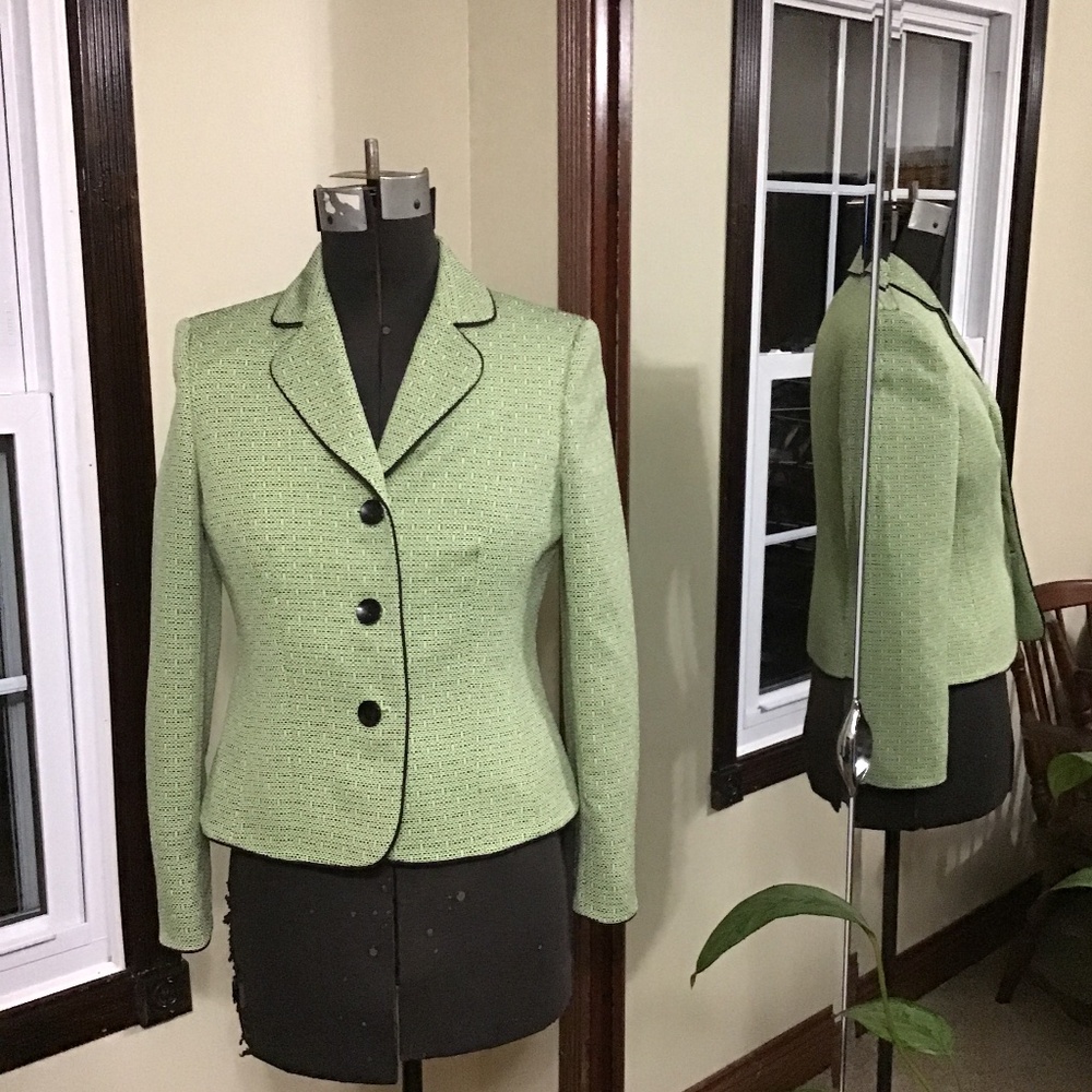 Elegant Tweed Jacket / Jones Studio in Size 6
